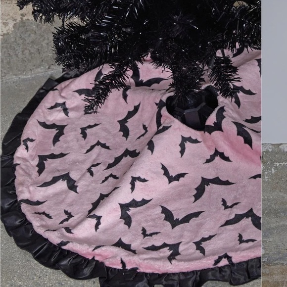 COPY - NWT SWEET BEHAVIOR TREE SKIRT - Picture 1 of 4